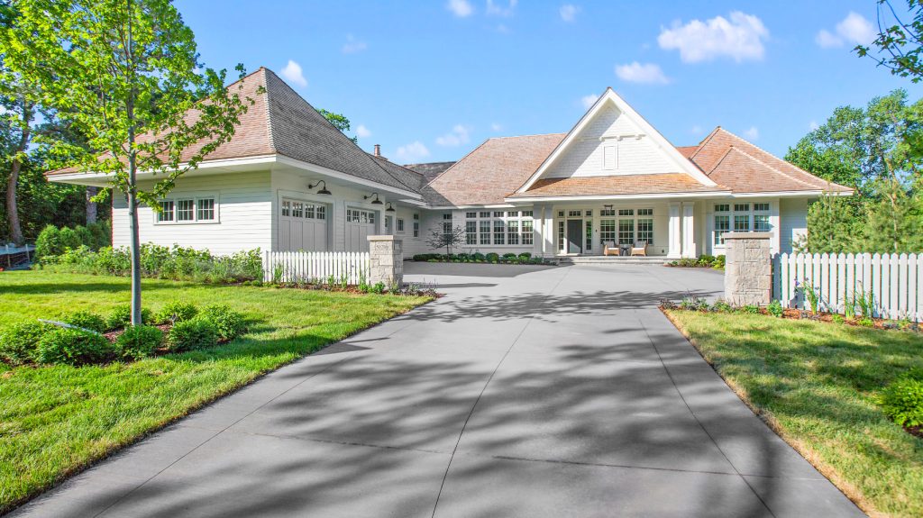 House with a large driveway in new condition
